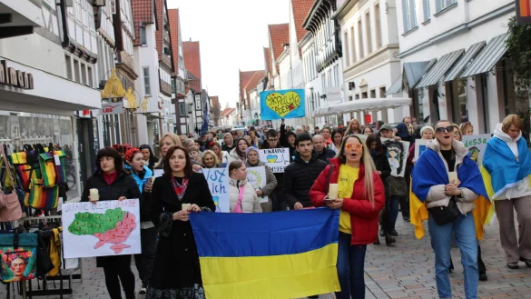 Etwa 80 Menschen sind am Dienstagnachmittag durch Lemgo gezogen um an den Beginn des russischen Angriffskriegs gegen die Ukraine zu erinnern. - © Vasco Stemmer