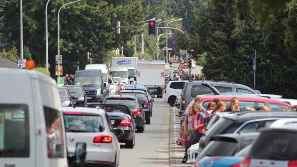 Zu Stoßzeiten proppevoll: Auf der Richard-Wagner-Straße auf Höhe des Marianne-Weber-Gymnasiums ist im Berufsverkehr und am Mittag viel los, Lärm inklusive. - © Till Brand/Archiv