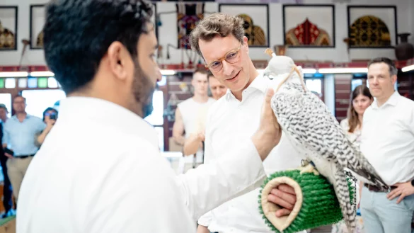 NRW-Ministerpräsident Hendrik Wüst trägt in Katar einen Falken - den Nationalvogel des Landes - auf dem Arm. - © Land NRW / Steffen Böttcher