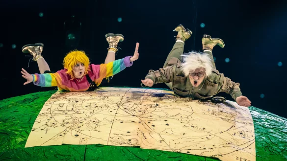 Schweben &uuml;ber der Erde: Magdalena Wei&szlig; und Hartmut Jonas in einer Szene aus "Der kleine Prinz". - &copy; Landestheater Detmold / Marc Lontzek