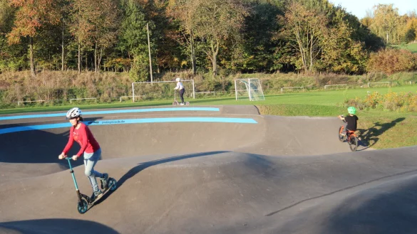 Kinder fahren mit ihren Rollern und R&auml;dern auf dem neuen Pumptrack an der Westalm. - &copy; Nadine Uphoff