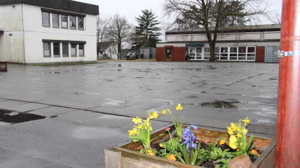 Der schmale Trakt rechts neben dem OGS-Geb&auml;ude der Grundschule In der Senne k&ouml;nnte einen Anbau erhalten. Die R&auml;ume ben&ouml;tigt die Schule dringend. - &copy; Archivfoto: Cordula Gr&ouml;ne