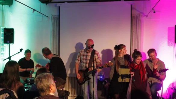 The Golden Boys & The Devils Angels heizen dem Publikum in Heiligenkirchen ganz schön ein. - © Juliana Szabo