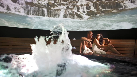 In der Vesitorni-Turm-Sauna im H2O erleben Besucher ein 320° Panorama mit Filmen von Traumkulissen auf der ganzen Welt. - © Frank-Michael Kiel-Steinkamp