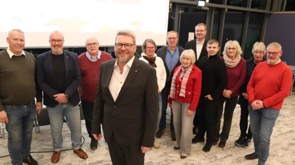 Die Oerlinghauser Sozialdemokraten haben Peter Heepmann (vorn) als ihren Kandidaten für die Bürgermeisterwahl im September benannt. Um einen Sitz im Rat bewerben sich bei der Kommunalwahl zudem Matthias Brune (von links), Peter Jong, Reinhard Wollny, Sandra Neuber-Richeton, Jürgen Nolte, Ursula Flehmer, Volker Neuhöfer, Patrick Kissner, Susanne Schellhase, Angela Paporovic und Andreas Berkemeier. Foto: Knut Dinter - © Knut Dinter