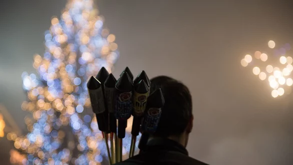 Kleine Raketen und Batteriefeuerwerk der Kategorien F1 und F2 sind in Deutschland nach dem Sprengstoffgesetz erlaubt. Der Verkauf startet erst drei Tage vor Silvester. - © dpa-tmn