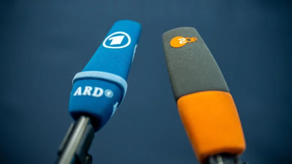 ARD und ZDF im Einsatz: Auf die beiden öffentlich-rechtlichen Sender kommen gravierende Einschnitte zu. - © picture alliance/dpa