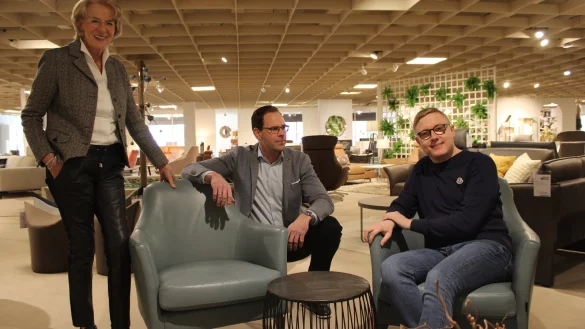 Eva und Gerald Eickert (von links) zeigen Louis Pawellek, welche Möbel sich für die Bühne eignen würden. - © Lorraine Brinkmann