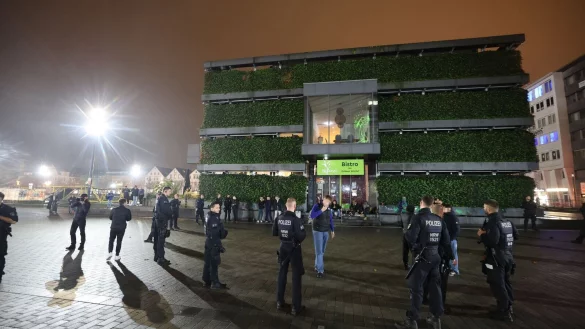 Die Polizei hat eine Gruppe Menschen am gr&uuml;nen W&uuml;rfel umzingelt. - &copy; Oliver Krato