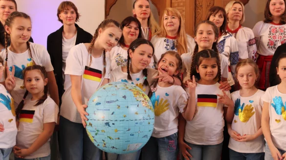 „Frieden für die ganze Welt“ lautete die Botschaft, die die jungen Mitglieder des „Musiktheaterstudios Inspiration“ in Liedern und Tanz ausdrückten. Foto: Knut Dinter - © Knut Dinter