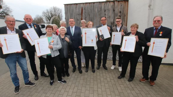 Die Preisträger (von links): Rainer Dubbert (Engagementfelder Sport/Heimatpflege), Rudolf Kaup (Engagementfelder Sport/Soziales/Kultur), Rita Iwan, Gertraud Kukuk, Regina Sorgalla (alle drei Strickklub Heiligenkirchen-Pivitsheide; Sonderpreis für „Gemeinsames Engagement“), Landrat Dr. Axel Lehmann, Claudia Drewes-Kracht, Helga Schulze (beide ebenfalls Strickklub Heiligenkirchen-Pivitsheide), Carsten Lemm (Engagementfeld Sport), Jan Patrick Kübler (Sonderpreis für „Jugendliches Engagement“), Anita Höltke (Engagementfeld Sport) und Dr. Henner Krause (Engagementfelder Soziales/Bildung/Kirche/Kultur) freuen sich über die Auszeichnungen. - © Kreis Lippe