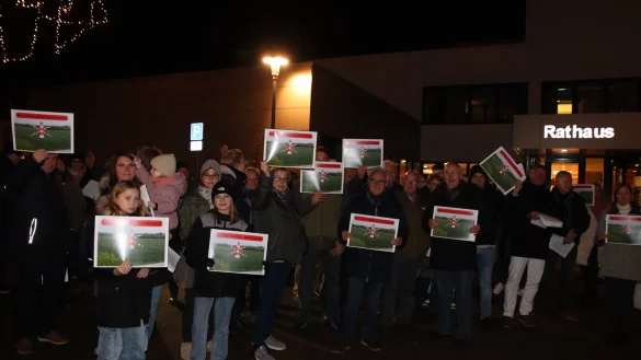 Das Baugebiet Brunsheide wurde schon mal als „Leuchtturmprojekt“ für Leopoldshöhe bezeichnet. Mit der Abbildung auf ihren Schildern spielten die Demonstranten auf die ihrer Meinung nach zu hohen Gebäude an.
Foto: Knut Dinter - © Knut Dinter