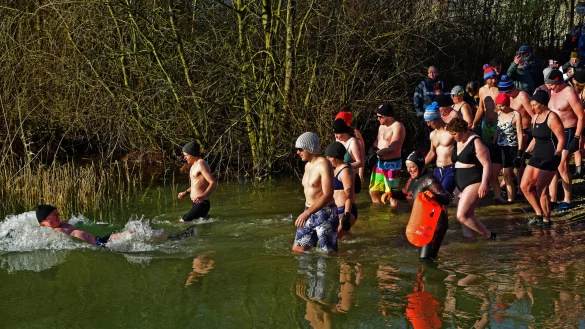 Z&auml;hne zusammenbei&szlig;en und rein ins k&uuml;hle Nass: Die Kaltbader wagen es bei eisigen Temperaturen. - &copy; Nicole Ellerbrake