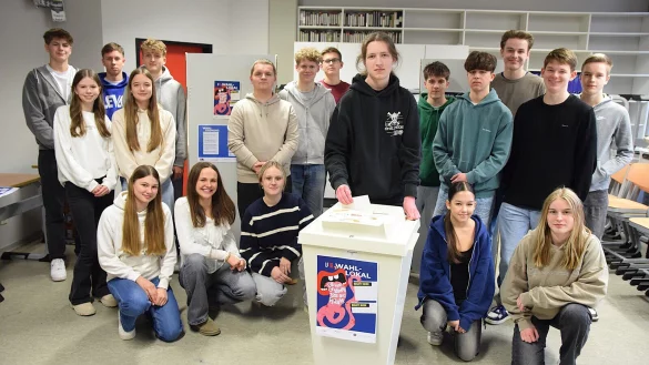 Mehr als 200 Jugendliche ab dem 9. Jahrgang haben am Niklas-Luhmann-Gymnasium an der U-18-Wahl teilgenommen. Ihre Stimmen werden in der von der Stadt zur Verfügung gestellten Wahlurne gesammelt. Foto: Karin Prignitz - © Karin Prignitz