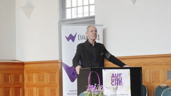 Michael Hellwig, Initiator und Mitveranstalter der literarischen Matinee„Zeitgrenzen aufbrechen – Literatur im Dialog mit Literatur“. - © Juliana Szabo