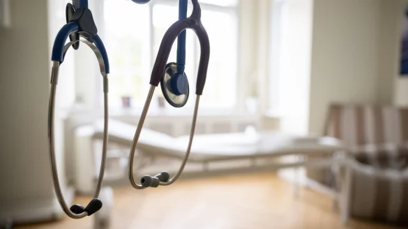 Der Spitzenverband der gesetzlichen Krankenkassen hat die nächste Bundesregierung aufgefordert, die Bevorzugung von Privatversicherten gegenüber Kassenpatienten bei der Terminvergabe gesetzlich zu unterbinden. - © picture alliance/dpa