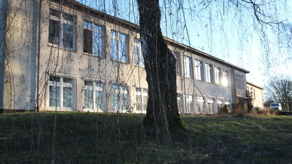 Platz muss her an der Grundschule Kirchheide. Ob im Bestand ausgebaut wird oder doch ein kompletter Neubau kommt, das wird per Architektenwettbewerb ermittelt. - © Jens Rademacher