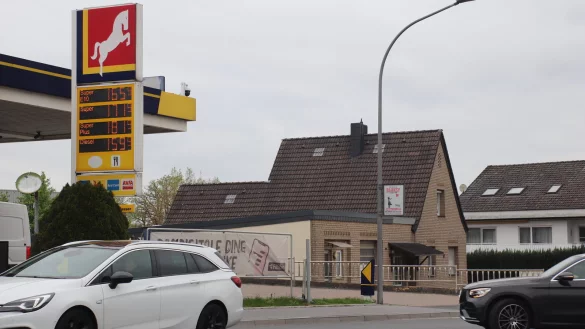 Unweit der Tankstelle in Asemissen hat die Gemeindeverwaltung eine neue Flüchtlingsunterkunft geschaffen. - © Anna-Lena Hinder