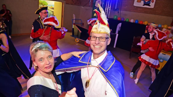 Das neue Prinzenpaar Carmen Henkel und Alexx Henke beim Eröffnungstanz - © Nicole Ellerbrake