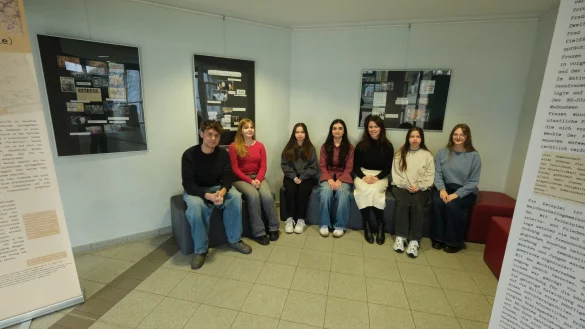 Schülerinnen und Schüler des Geschichtskurses, des Kunst-LKs und der Israel AG mit Lehramtsanwärterin Sonja Knöbl in der Ausstellung. - © Sven Koch