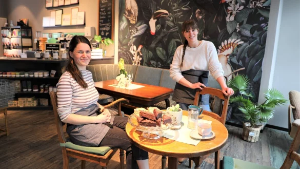 Gem&uuml;tlich haben Kathrin Hoppe (l.) und Ricarda Brieger im Laden den Caf&eacute;-Bereich eingerichtet. - &copy; Simone Fl&ouml;rke