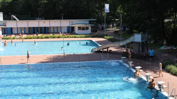 Im Sommer 2022 suchten schon vormittags die ersten Besucher die Erfrischung im kühlen Nass. - © Archivfoto: Nico Duellmann