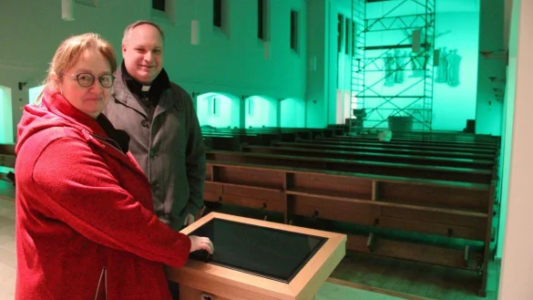 Pfarrgemeinderatsvorsitzende Christiane Berghahn und Pfarrer Stefan Schiller pr&auml;sentierten vor einigen Monaten die Christk&ouml;nig Kirche in Bad Meinberg nach der Neugestaltung. Hier sollen auch weiter Gottesdienste stattfinden. - &copy; Fotoarchiv: Dieter Asbrock