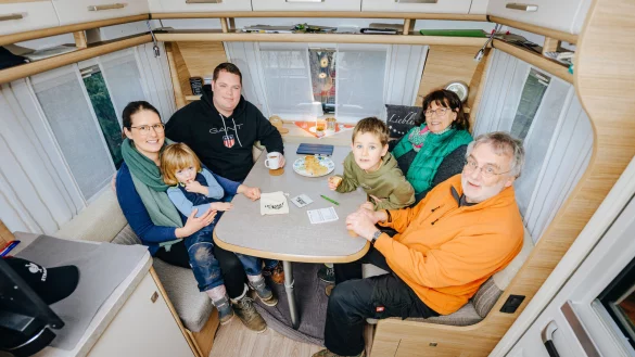 14 Quadratmeter, aber trotzdem genug Platz: Marion (r.) und Gerhard Rüterkamp mit Tochter Yvonne, Schwiegersohn Philipp und den Enkelkindern Marie und Tim. - © Besim Mazhiqi