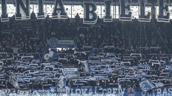 Etwa 1.500 Fans unterst&uuml;tzten Arminia Bielefeld beim Ausw&auml;rtsspiel in Rostock. - &copy; IMAGO/Fotostand