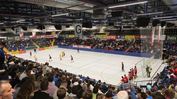 Ein Blick in den Handball-Tempel, in dem diesmal der Fußball die Hauptrolle spielte. - © Paul Cohen