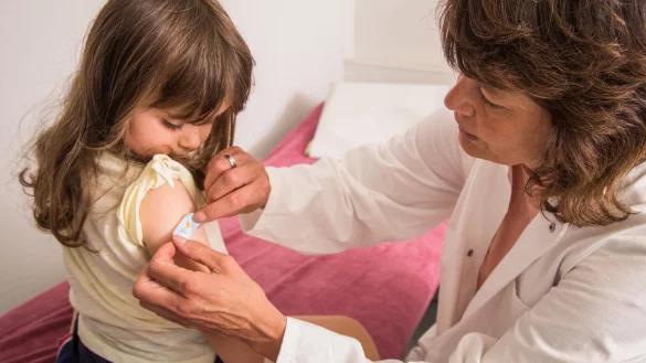 Einen Kinderarzt zu finden, ist für viele Eltern in Ostwestfalen-Lippe eine Herausforderung. - © Christin Klose/dpa Themendienst/