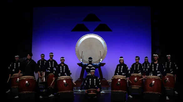 Das gab es im Kurtheater noch nicht: die Trommelgruppe Kokubu aus Japan. - © think tank ART