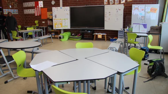 So sehen die bereits angeschafften neuen Tische und Stühle in der Grundschule Langenholzhausen aus. - © Archivfoto: Nadine Uphoff
