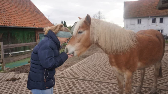 Reittherapeutin Celeste Pru&szlig; aus L&uuml;gde hat eine ganz besondere Weihnachtsaktion ins Leben gerufen. Sie schenkt drei Kindern Zeit mit ihren Pferden auf ihrem Hof in Biesterfeld. - &copy; Michaela Wei&szlig;e