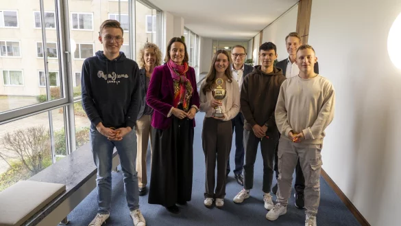 Das Siegerteam mit der Regierungspräsidentin und den Wettbewerbsorganisatoren: 
Über die Auszeichnung freuen sich (von links) Mats Kinkeldey, Birgit Klute (Dietrich-Bonhoeffer-Berufskolleg), Regierungspräsidentin Anna Katharina Bölling, Ellice Voth, Matthias Keiser (schulfachlicher Dezernent Berufskollegs, Bezirksregierung Detmold), Marc Bunte, Tobias Ibers (Organisator Planspiel, Fachberater Bezirksregierung Detmold) und Jan-Adrian Honemeyer. - © Bildrechte: Bezirksregierung Detmold