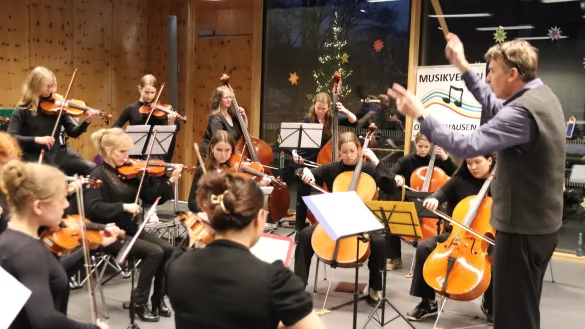 Wie hier beim j&auml;hrlichen Weihnachtskonzert treten Jugendliche und Erwachsene im gro&szlig;en Streicherensemble gemeinsam auf. Die Leitung hat Andreas Friesicke. Archivfoto: Knut Dinter - &copy; Archivfoto: Knut Dinter
