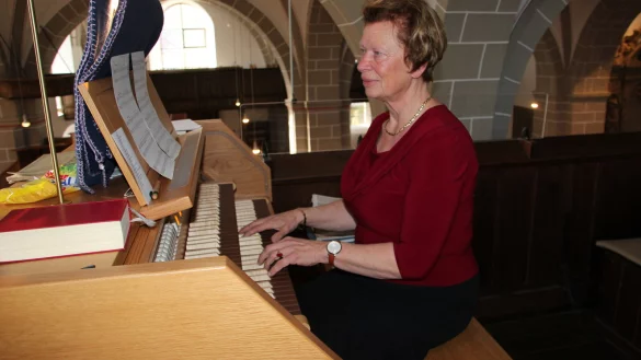 Organistin Elena Driedger-Grankin zieht zum letzten Mal die Register in ihrer offiziellen Tätigkeit. - © Kirchengemeinde Brake