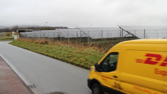 Express-Genehmigungen für neue Freiflächen-Solaranlagen (hier das existierende Areal in Humfeld) verspricht die Gemeindeverwaltung zwar nicht. Ein neuer Leitfaden aus dem Rathaus liefert aber klare Regeln, was möglich ist und was nicht. - © Jens Rademacher