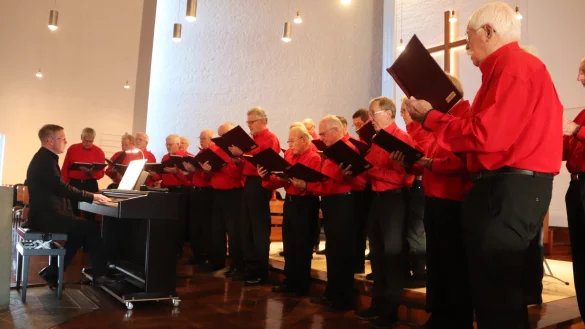 Vor drei Monaten hat Dominik Weidner die Chorleitung des M&auml;nnergesangvereins Leopoldsh&ouml;he &uuml;bernommen. Trotz kurzer Vorbereitungszeit waren die 25 S&auml;nger des MGV beim Adventskonzert stimmlich wieder voll auf der H&ouml;he. Foto: Knut Dinter - &copy; Knut Dinter