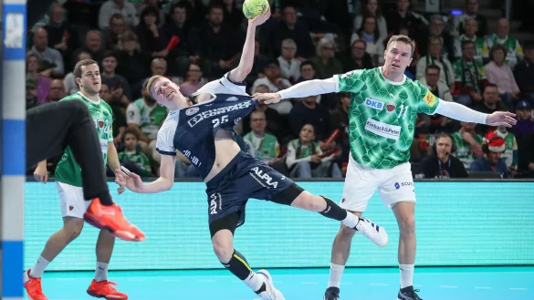 Lemgos Niels Versteijnen zieht gegen Andersson zum Tor. - © Jan Huebner