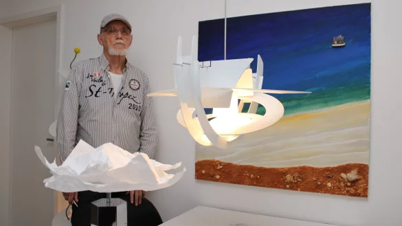 Udo Deppe ist fasziniert von kreativer Arbeit. So widmet er sich unter anderem der Malerei und entwirft verschiedene Lampenschirme. - &copy; Chiara Wibbeke