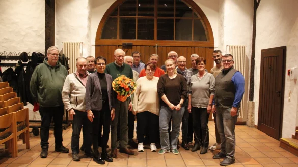Stellvertetender Schriftführer Andreas Vogt (von links), Wolfgang Bomsdorf (Ehrung 65 Jahre), Bernd Wißbrock (Ehrennadel WSB), Schriftführerin Marion Kehne, Wolfhart Stock, Wahlleiter Fritz Nolte, Schatzmeister Carsten Tölle, Oberst Hans Patze, davor Königin und stellv. Frauenbeauftragte Silke Klüskens, 1. Vorsitzender Ralf-Reiner Kehne, Jugendwartin Bianca Francis (davor), 1. stellv. Vorsitzende Jörg Klüter, Torsten Tölle (Verdienstnadel WSB), stellv. Schatzmeisterin Elke Rolf, stellv. Jugendwart Rrahim Maliqi und Sozialwart Harald Nieslony. - © Juliana Szabo