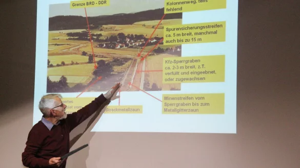 Wolfgang Reiche erklärt den Zehntklässlern der Gustav-Heinemann-Schule, wie die DDR-Grenze aufgebaut war und wie gefährlich sie für seine Flucht in den Westen war. - © Dieter Asbrock