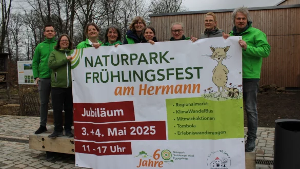 Die Teams vom Naturpark Tetoburger Wald/Eggegebirge und vom Rolfschen Hof laden zum Jubiläumswochenende an den Hermann. - © Naturpark Teutoburger Wald/Eggegebirge