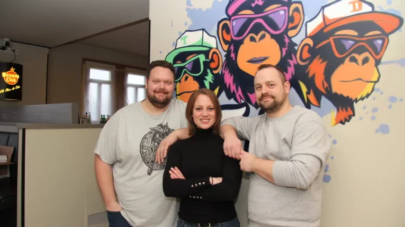 Tobias Grieger (von links), Karolin Blume und Daniel Schn&uuml;ll betreiben die "Trio Bar". - &copy; Nadine Uphoff