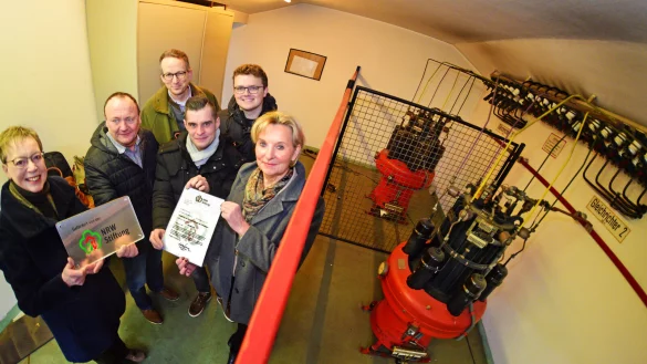 Marianne Thomann-Stahl (stellvertretende Vorsitzende des Fördervereins der NRW-Stiftung, von links), Sven Oehlmann (Geschäftsführer der Verkehrsbetriebe Extertal), Dedo Kerssenbrock-Krosig (Mitglied des Fördervereins der NRW-Stiftung), Raphael Kahlert (Eisenbahnbetriebsleiter des Vereins Landeseisenbahn Lippe), Jan-Philipp Tönebön (Mitglied des Vereins zur Erhaltung der Eisenbahnen in Lippe) und Dr. Ute Röder (Vorsitzende der NRW-Stiftung) freuen sich über die Förderung. - © Nicole Ellerbrake