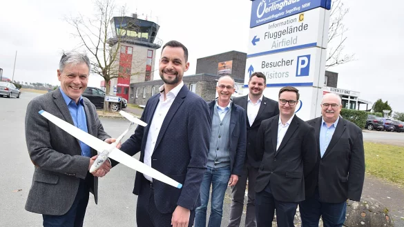 Rolf Tiemeyer (links) gibt das Amt des Geschäftsführers der Flugplatzgemeinschaft Oerlinghausen im Mai an Jan-Philipp Kube ab. Hinter ihnen stehen die Vorstandsmitglieder Achim Richter (von links), Felix Huttel und Lukas Brune sowie Reinhard Wollny als Vertreter der Stadt. Foto: Karin Prignitz - © Karin Prignitz