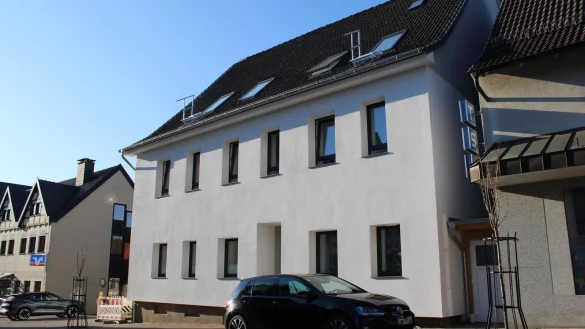 Das Gebäude Mittelstraße 32 ist ein Beispiel dafür, wie aus Leerstand neuer Wohnraum entstehen kann. Die Gemeinde hat das Haus gekauft und zu acht Wohnungen für Geflüchtete umgebaut. - © Lorraine Brinkmann