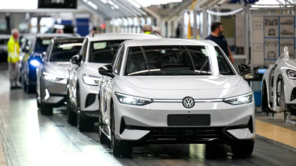 Blick ins VW-Werk Emden: Volkswagen liegt auch bei der E-Mobilität auf dem deutschen Automarkt vorn. - © picture alliance/dpa