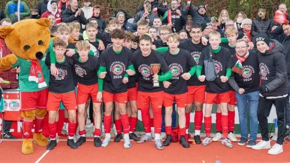 Kreispokalsieger 2024: Die B-Jugend des Blomberger SV siegte im Finale souverän mit 7:1 gegen den Post TSV Detmold. Den Pokal gewannen: Timo Jakubik, Anastasios Maleskos, Grigori Minasian, Bo Rautenberg, Johannes Eiken, Jasper Hausmann, Noah Richard Cheikh Moussa, Marlon Vermeulen, Tristan Per Fleischer, Gian Luca Brinkmann, Ben Neubacher, Maximilian Maskus, Jonathan Hagemeier, Maximilian Massold und Silas Jobstmeier. Trainiert wird der Pokalsieger von Rafael Maaßen. - © Egon Penner